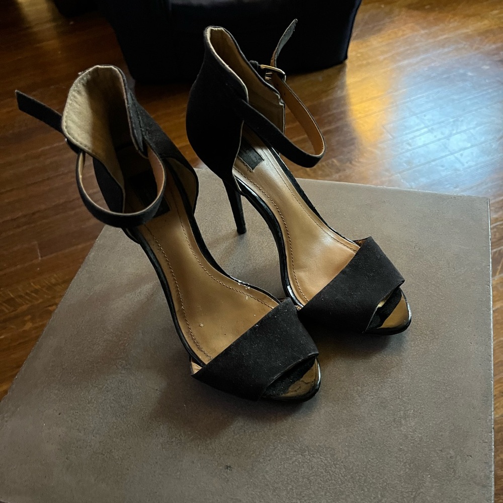 Sold out! Zara strap sandals. Can’t find them anywhere.